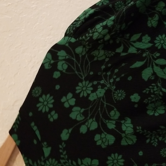 📌FINAL SALE  |Who What Wear | Black & Green Floral Fitted Midi Dress - Picture 3 of 13